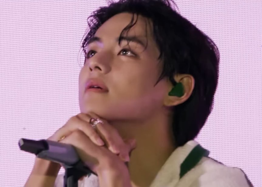 DailylofV's tweet photo. Taehyungie 🥺❤️‍🩹 https://t.co/sqk65n2RJW