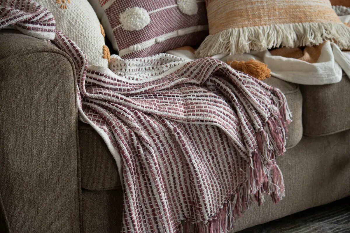 artisan_pure's tweet image. Hand Woven Boho Throw Mauve- Living Room Throw Couch or Travel-Rust-Bohemian Throw Blanket-Great Travel Throw etsy.me/3O0syVW #Etsy #ArtisanPureSkinCare #CouchThrow