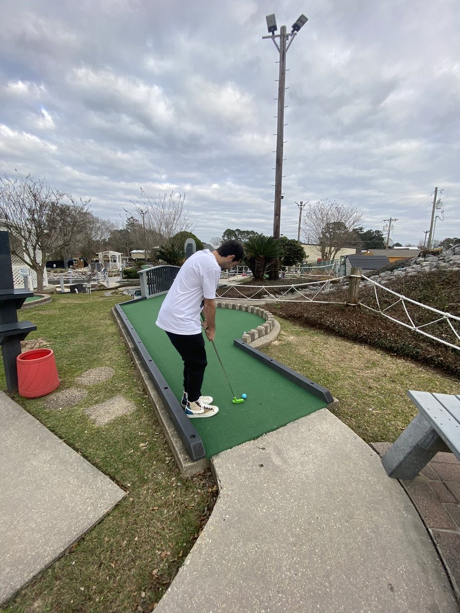 uglierrinperson's tweet image. i beat dev i mini golf again 🤠 hehe