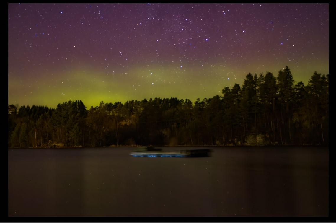 Tonight try to get a glimpse of the northern lights...
To far south but... 
Camera getting is last breaths it is full of dead pixels, 13 years of hard work :)