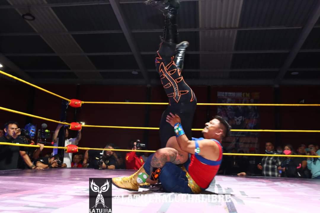LaTijeraLucha's tweet image. Lucha especial es para el trío técnico #MarioBross, #Obelyus y #AguilaGuerreraJr quienes entre lances fuera del ring y castigos aéreos dieron cuenta de los rudos #ThunderStorm, #Krimen y #Crosh;dejando manifiesto que hay talento en #LuchaLibreCM y sacando...