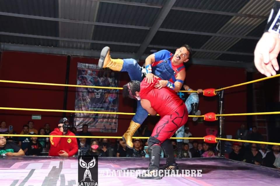 LaTijeraLucha's tweet image. Lucha especial es para el trío técnico #MarioBross, #Obelyus y #AguilaGuerreraJr quienes entre lances fuera del ring y castigos aéreos dieron cuenta de los rudos #ThunderStorm, #Krimen y #Crosh;dejando manifiesto que hay talento en #LuchaLibreCM y sacando...
