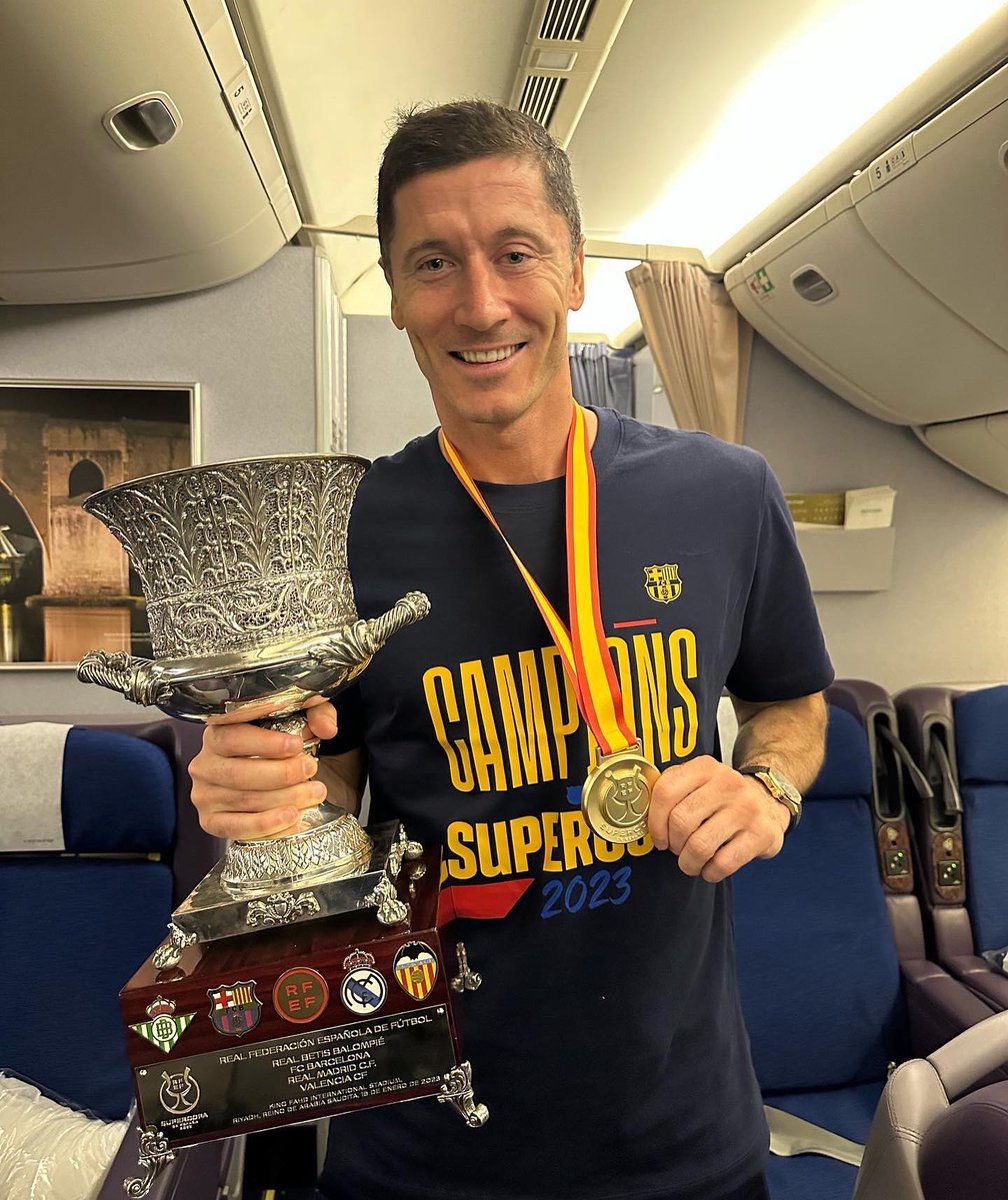 BarcaUniversal's tweet photo. Robert Lewandowski for Barcelona:

- 22 matches
- 20 goals
- 5 assists
- 1 title

Flying start. https://t.co/am28GraTTh