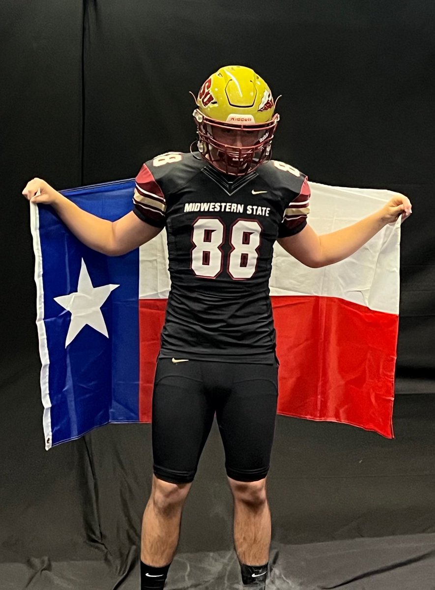 SamGonzalezTE's tweet photo. I had an amazing official visit at Midwestern State! Thank you @Coach_MC_MSU for inviting me out, and thank you @CoachJ_Miller and coach Maskill for the amazing hospitality! @mcgeheeben32 @Burns6624 https://t.co/3XohctVwPX