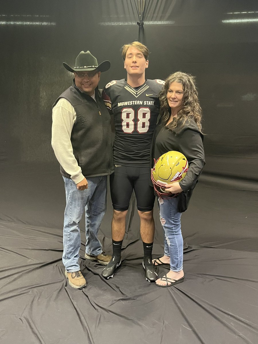 I had an amazing official visit at Midwestern State! Thank you @Coach_MC_MSU for inviting me out, and thank you <a href="/CoachJ_Miller/">Josh Miller</a> and coach Maskill for the amazing hospitality! <a href="/mcgeheeben32/">Coach Mc</a> <a href="/Burns6624/">Lance Burns</a>