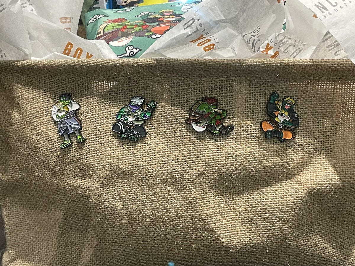 Forgot to post this yesterday, but something that I worked on finally came out!
Viz hired me to work on this TMNT x Naruto collab with <a href="/theceoofdeath/">ceo</a> and <a href="/Rikyo/">Rikyo</a>. 
Very proud of these!