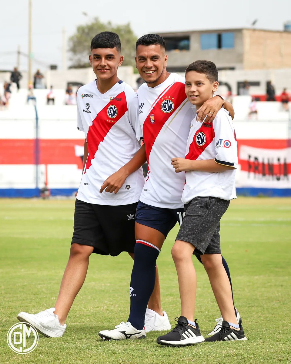 CCDMunicipal's tweet photo. 𝑷𝒓𝒆𝒔𝒆𝒏𝒕𝒂𝒄𝒊𝒐́𝒏 𝒅𝒆 𝒏𝒖𝒆𝒔𝒕𝒓𝒐𝒔 𝑬𝒅𝒊𝒍𝒆𝒔 🤍❤️
📸 Postales de la presentación de nuestro equipo en la #TardeEdil ⚪️🔴
¡Qué lindo es vestir esta camiseta!
#EchaMuni
#FranjaEdil
#Muni2023 https://t.co/tJttaYW80F