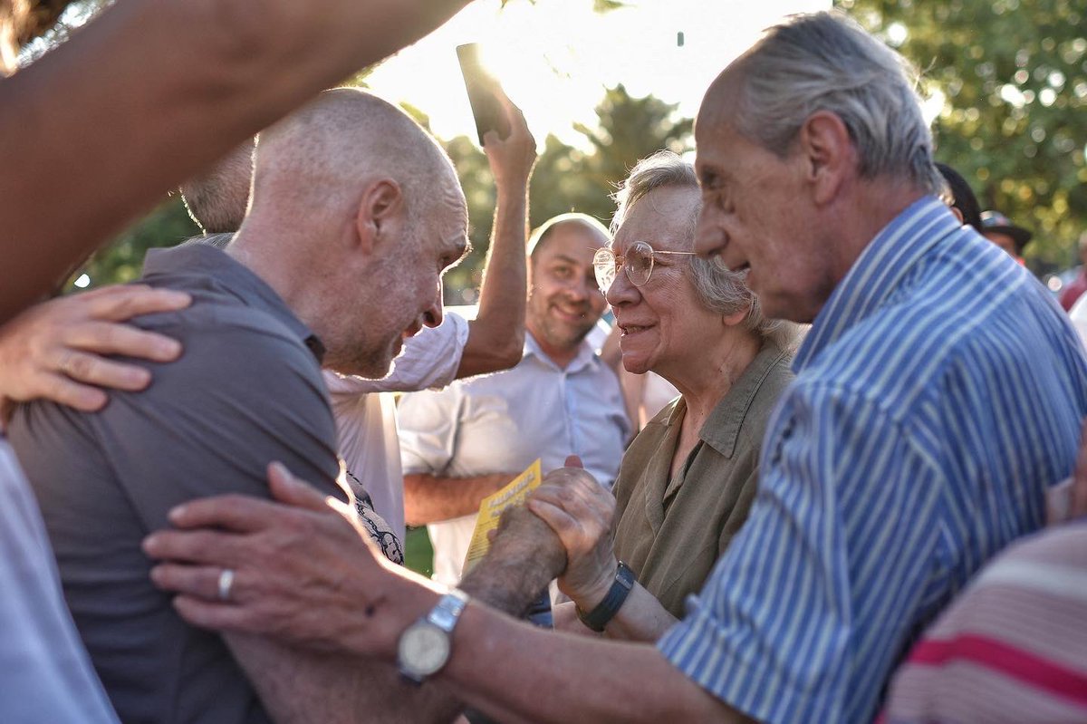 horaciorlarreta's tweet photo. Aprender a escuchar. Escuchar para aprender. Gracias a los vecinos de Córdoba por dedicar su tiempo para compartir conmigo sus preocupaciones, sus miedos pero sobre todo el país que sueñan. Tenemos mucho en común que podemos construir juntos. Se puede. https://t.co/PvakUvq21o