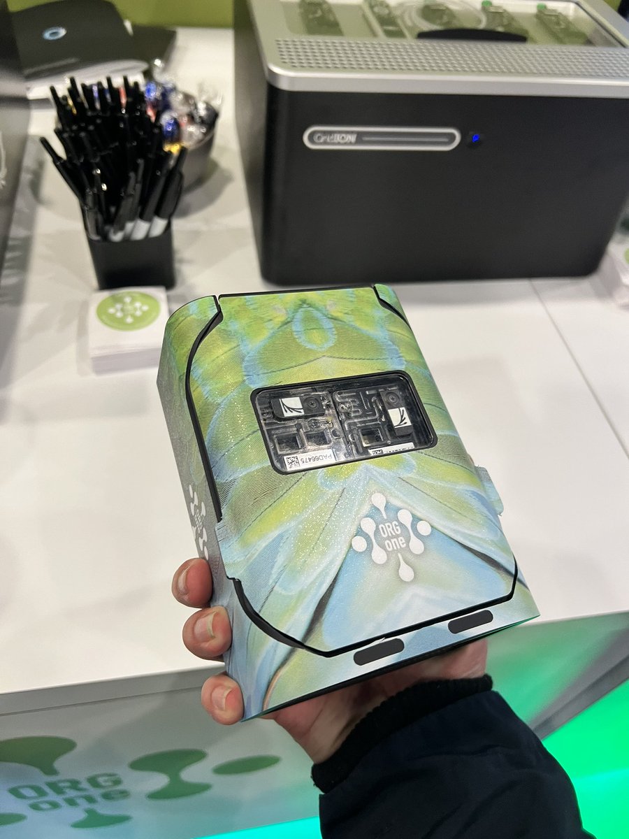 DrKangabu's tweet photo. @CalderbankRosie @nanopore Been there, have a lovely chat &amp; capture a photo of a wrapped P2 solo ! https://t.co/iFfciCIlMd