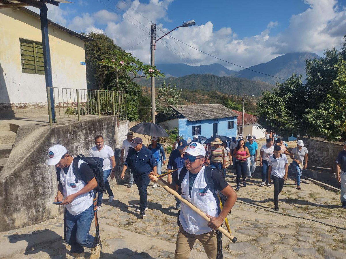 SebaUstariz's tweet photo. Recibimos la visita de @ErnestoOrozcoD, quien mostró la disposición de conocer de cerca la gestión que he venido adelantando como Cabildo Menor en el corregimiento de Atánquez, visitamos algunos sectores y dialogamos con la comunidad. https://t.co/iuWWOrRPlt