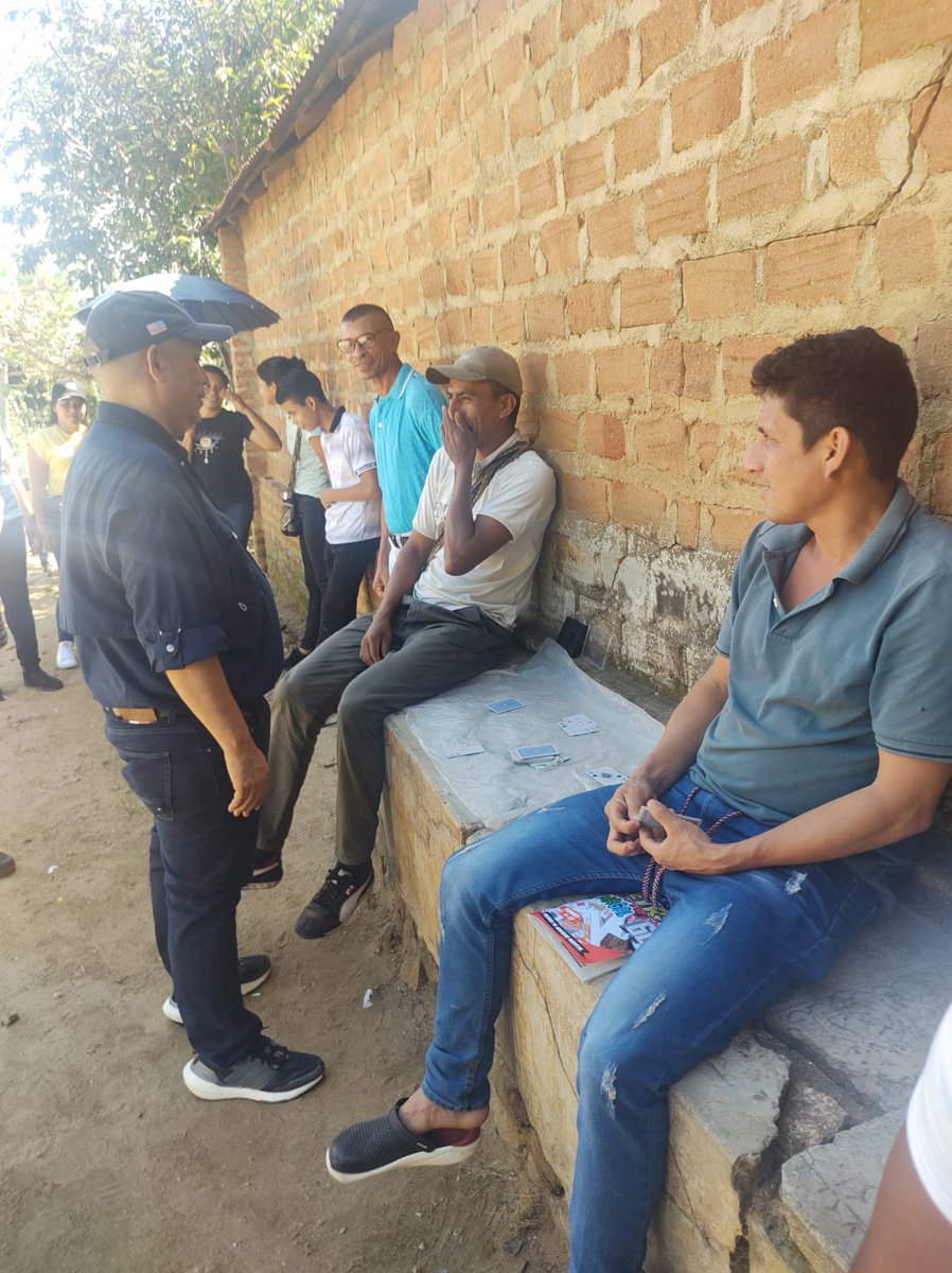SebaUstariz's tweet photo. Recibimos la visita de @ErnestoOrozcoD, quien mostró la disposición de conocer de cerca la gestión que he venido adelantando como Cabildo Menor en el corregimiento de Atánquez, visitamos algunos sectores y dialogamos con la comunidad. https://t.co/iuWWOrRPlt