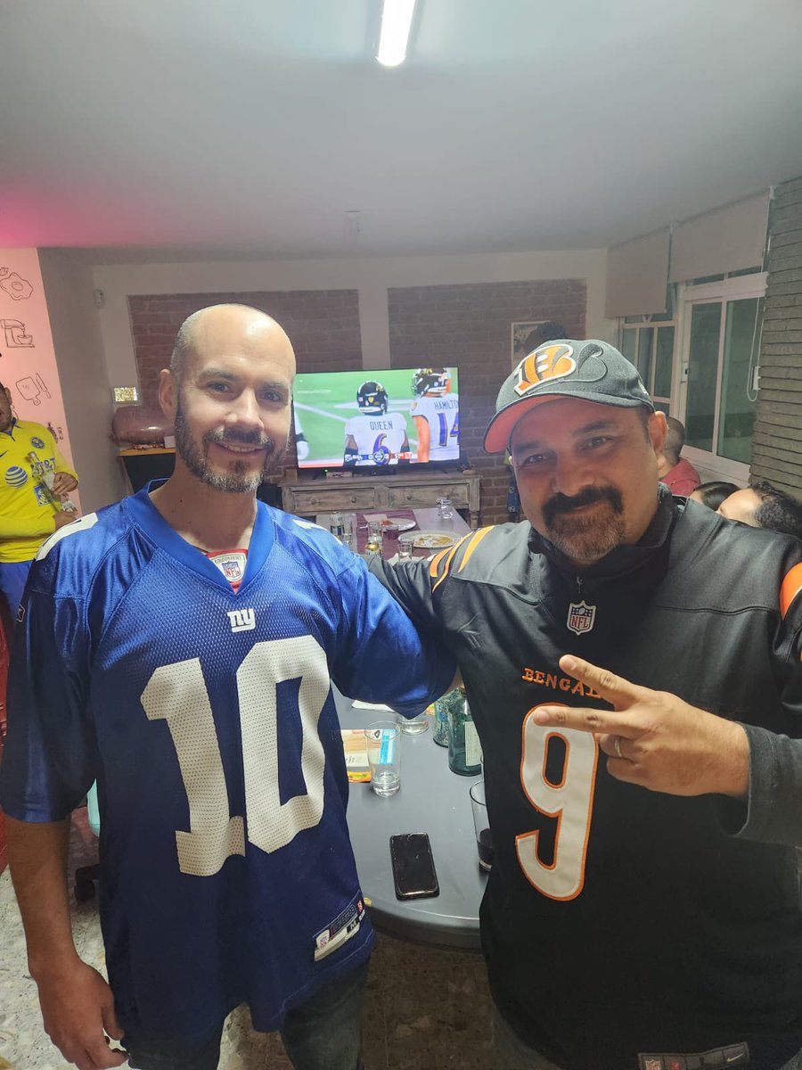 shampadilla's tweet photo. Disfrutando el #WildCardEnTUDN con los amigos y la mejor narración de los 3 amigos @adevaldes @pepesegarra y @EnriqueBurak #NYGvsMIN #BALvsCIN https://t.co/lHUlqJYFPI