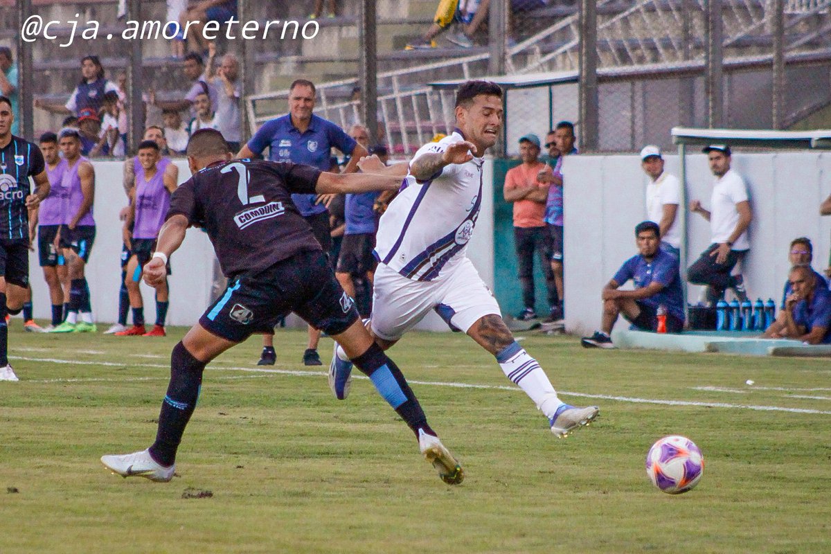cjaamoreternook's tweet photo. 𝐶𝑢𝑎𝑑𝑟𝑎𝑛𝑔𝑢𝑙𝑎𝑟 𝑑𝑒 𝑣𝑒𝑟𝑎𝑛𝑜

El partido correspondiente al torneo de Verano entre Juventud Antoniana y Gimnasia y Esgrima de Jujuy culminó en un empate en un 1-1
Los goles fueron de:
 ⚽ G. GÓMEZ A LOS 25' PT

⚽ BRANDÁN A LOS 10'ST https://t.co/dBUFgkvkOQ