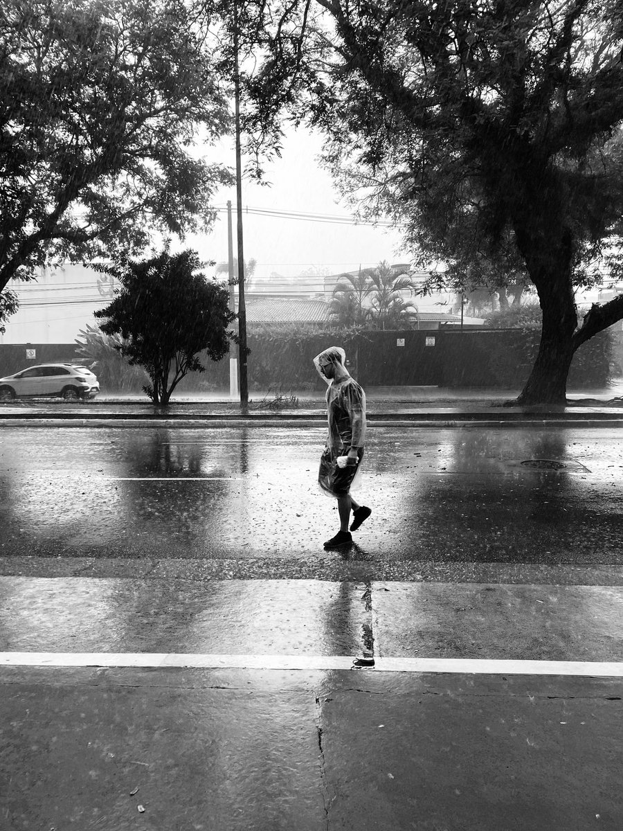 torcedor caminhando em direção ao estádio do Morumbi antes da partida entre <a href="/SaoPauloFC/">São Paulo FC</a> e Ituano. São Paulo, 15 de Janeiro de 2023 - foto: Sérgio Silva. #spfc #saopaulo #SPFCxITU #SPFC #futebol #FutebolPaulista