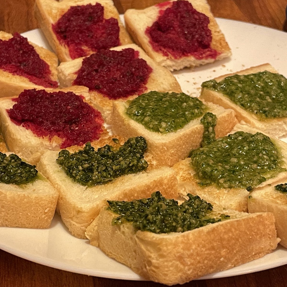 [새로운 델리 : 비트 스프레드✨]

유기농 비트를 한가득 담은 스프레드입니다. 빵, 파스타와 밥에 잘 어울려요. 비트 특유의 향은 호불호가 있지만 이 세계는 놀이터예요의 비트 스프레드는 비트가 맛있다는 것을 새롭게 알게됩니다 ! 😋