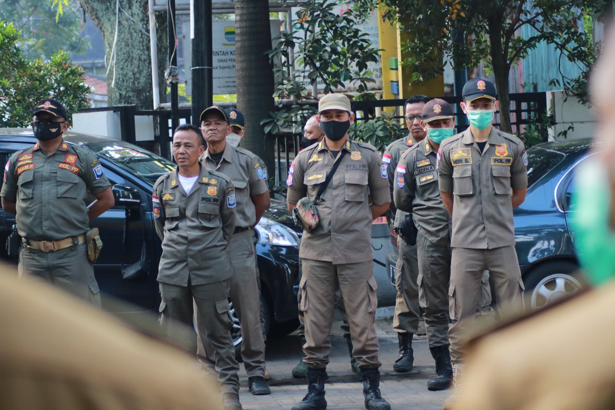 Senin Semangat ASN dan Non ASN se Kecamatan Bojongloa Kaler.
.
Ibu Sekretaris Kecamatan <a href="/idanuraida_/">Ida Nuraida</a> menjadi Pemimpin Apel dalam hal ini beliau menyampaikan terkait dengan.
1. Musrenbang
2. Pergeseran Anggaran
Beliau berterima kasih atas konsistensi kinerja para ASN dan Non ASN