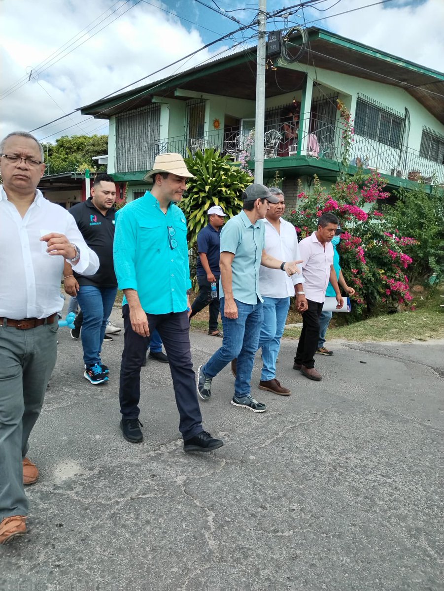 Un gusto caminar y sentir el cariño del pueblo antonero con <a href="/romuloroux/">Rómulo Roux</a> ,el capi Orlando Carrasquilla, líderes y parte de su equipo de trabajo en el marco de la fiesta del milagroso Cristo de Esquipula de Antón. 
#pueblollenodecultura 
#somoselcambio 
@poruncambioanton