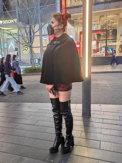 Chinese New Year outfit last night. Broke the "no capes" rule😁 https://t.co/f0LdvOAr64