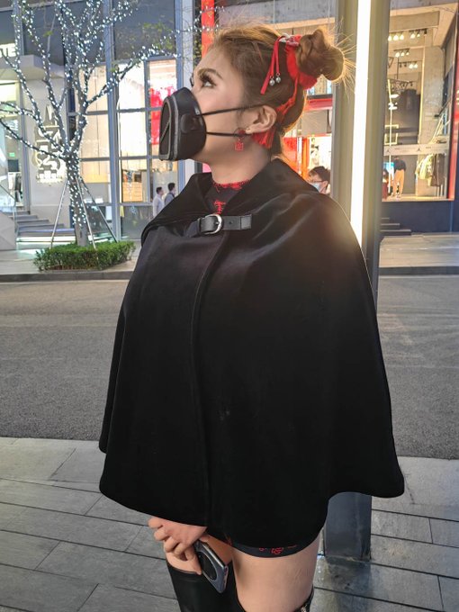 Chinese New Year outfit last night. Broke the "no capes" rule😁 https://t.co/f0LdvOAr64