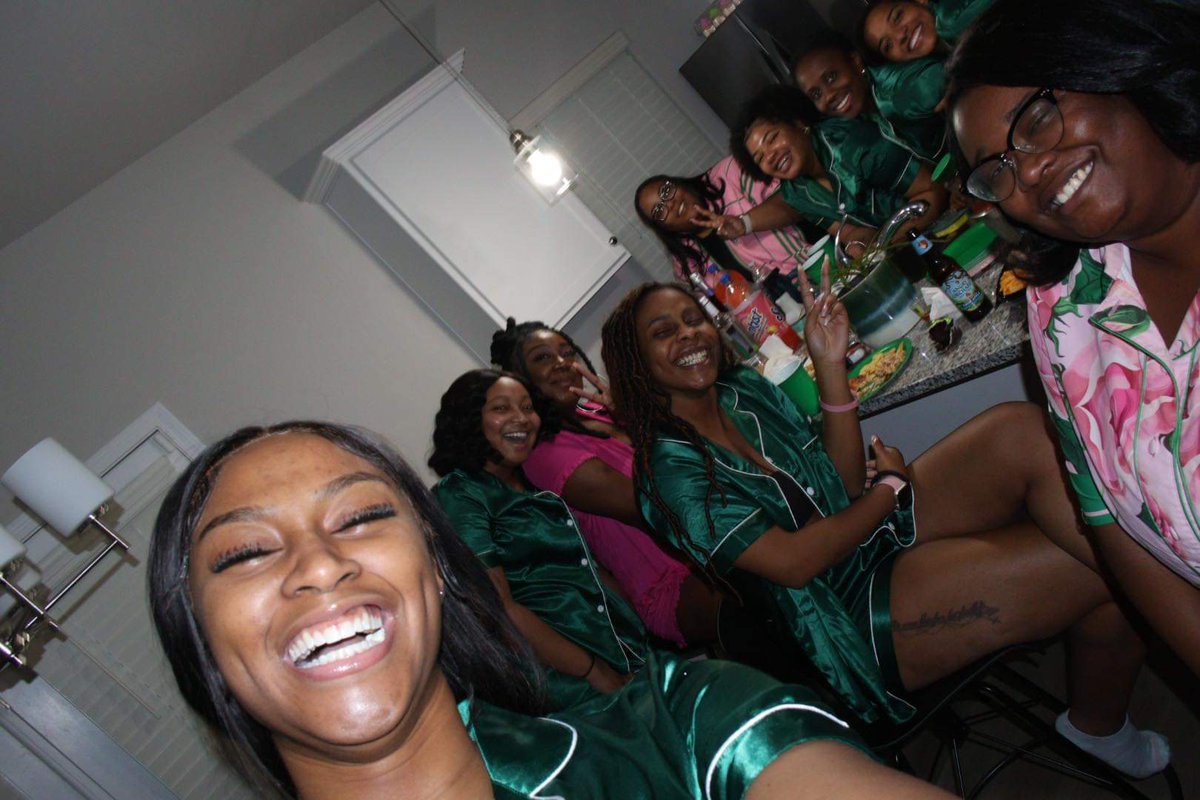 BRITT_THEQUEEN's tweet photo. Another pretty girl holiday with my favorite girLS💕💚 #SPR19 #PPOR #gammadeltaaka #AKA1908 #AKAFoundersDay #GirLSNight #linesisters #sisterhood #PrettyGirls #TwentyPearls https://t.co/XrAAs8b8PL