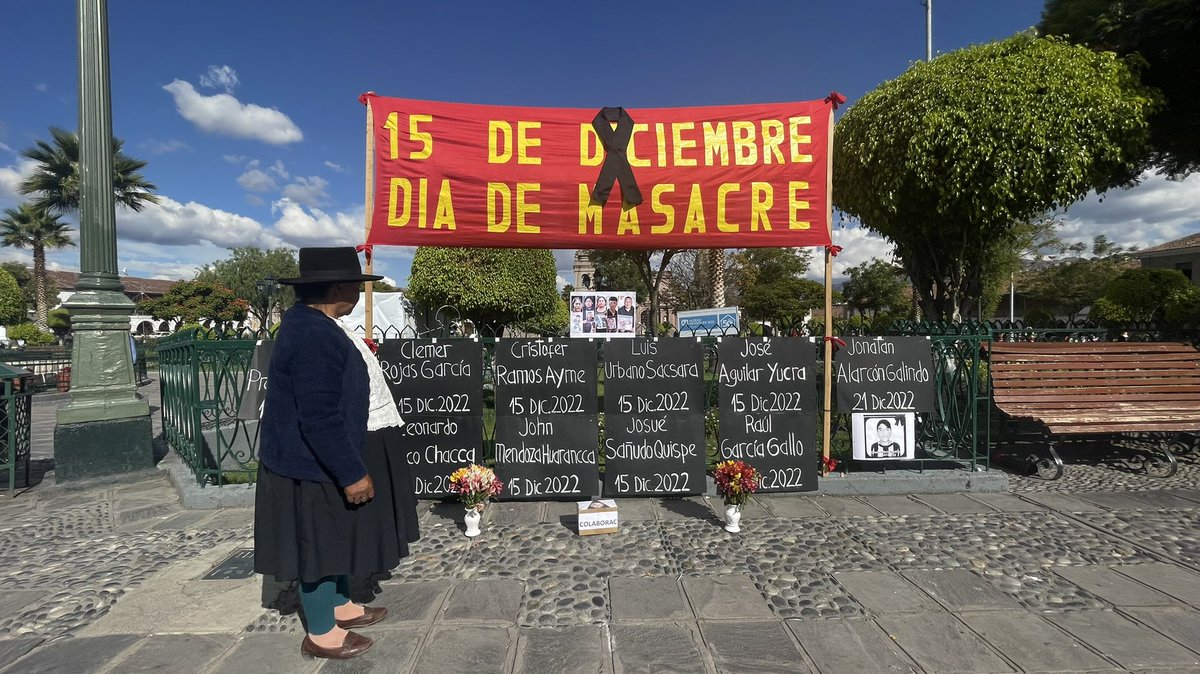 Ella es Paula Aguilar Yucra. En los 80 su madre fue asesinada por Sendero y su hermano fue desaparecido por los militares.Más de 30 años después, en la plaza de #Ayacucho, observa el nombre de su sobrino nieto entre los nombres de los asesinados por la represión militar del 15dic