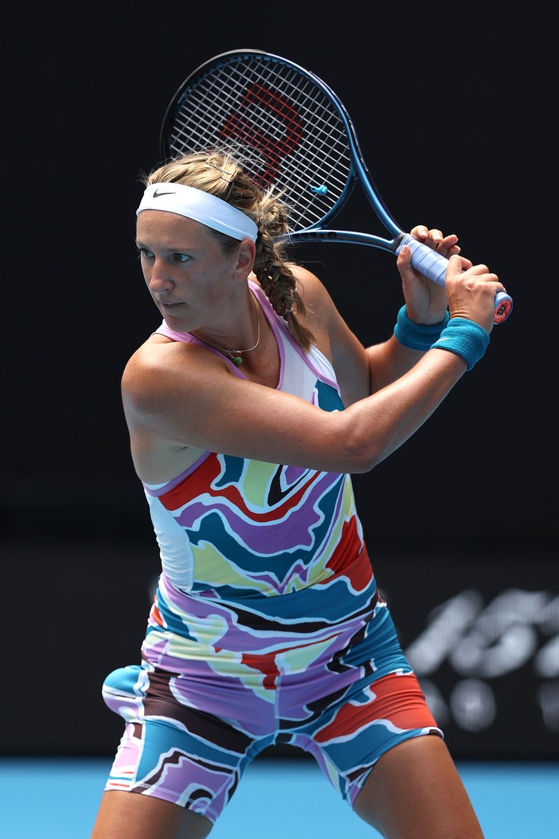 KortDergisi's tweet image. 2012 ve 2013 şampiyonu Victoria Azarenka, #AusOpen ilk turunda 2020 şampiyonu Sofia Kenin'i 6-4, 7-6 ile geçerek ikinci tura yükseldi.

#Azarenka, Melbourne'de 43. galibiyetini elde etti.