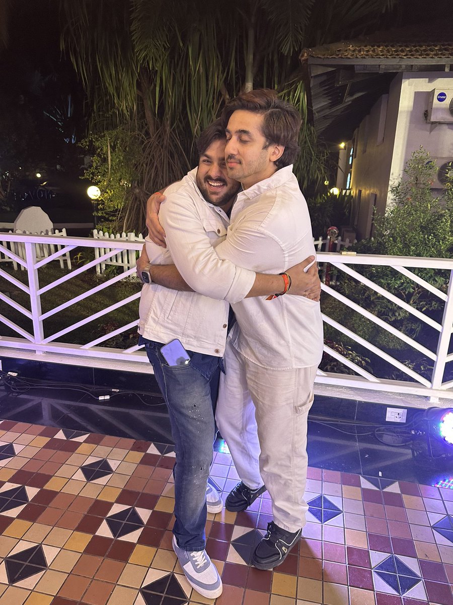 emNikhil's tweet photo. 3 saal mai ek baar milo lekin ayse. @ashchanchlani https://t.co/4uAcRoAhDA