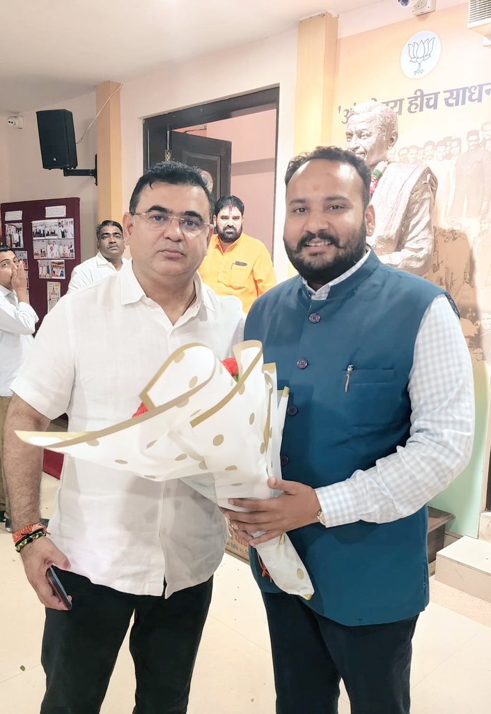 asancheti_bjp's tweet image. माजी पर्यटन मंत्री, महाराष्ट्र सरकार व प्रदेश उपाध्यक्ष भा.ज.पा महाराष्ट्र आ.श्री @JaykumarRawal भाऊ जी यांना वाढदिवसाच्या हार्दिक शुभेच्छा 💐💐

#jaykumarrawal 
@BJP4Maharashtra @BJYM4MH @Dev_Fadnavis @cbawankule