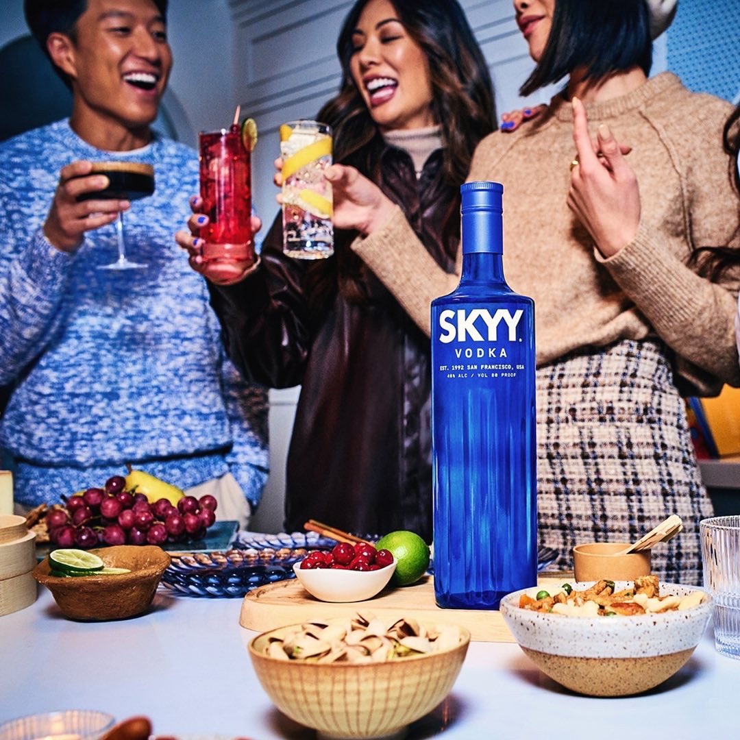 Ringing in the New Year with good vibes, good peeps, and good vodka. 💙⚡️

<a href="/SKYYVodka/">SKYY Vodka</a> #SKYYVodka