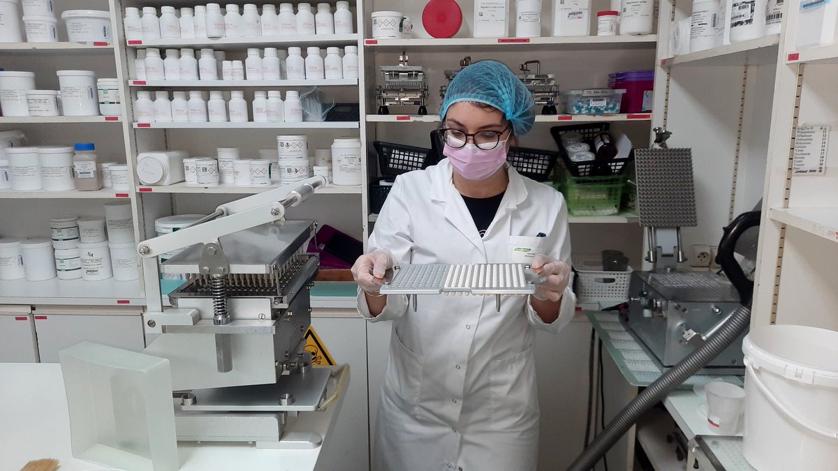 FC_actu's tweet photo. Face au manque d'antibiotiques, des pharmacies fabriquent elles-mêmes leurs gélules d'amoxicilline.
Reportage  ⚕️
https://t.co/GYJqCOhQDY https://t.co/sURcPc03Kq