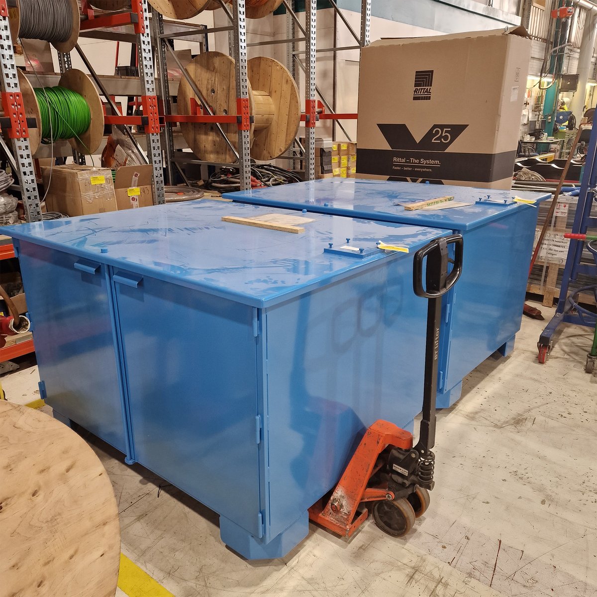 KalfsvelCoating's tweet photo. Feeling blue on blue Monday. Wat dachten jullie van deze kleur blauw? Het maakt eigenlijk niet uit. Wij kunnen elke gewenste kleur blauw #poedercoaten. Nog beter zelfs, alle kleuren van de regenboog 🌈. Dus zo deprimerend is het eigenlijk allemaal niet  😎 https://t.co/gbeUKUViq1