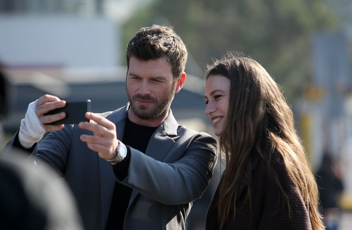 huyde12's tweet photo. Serenay Sarıkaya ve Kıvanç Tatlıtuğ'un başrolde yer aldığı #Aile'den ilk kareler yayınlandı 💥 https://t.co/rq5DGltAcz