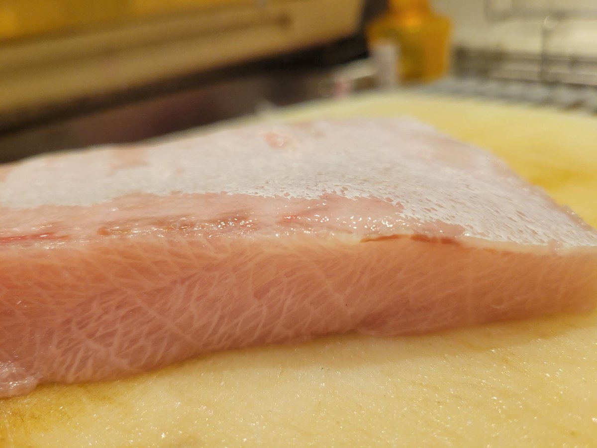 musxKyoOxOnwQ1O's tweet photo. 寒ブリ12キロを３日間熟成し、お刺身と鰤しゃぶしゃぶ🐟️やっぱり10キロ超えて本当の「鰤」です！最高～🐰
#釣り #ジギング #寒ブリ #魚料理 https://t.co/iQXaiXJ5iC