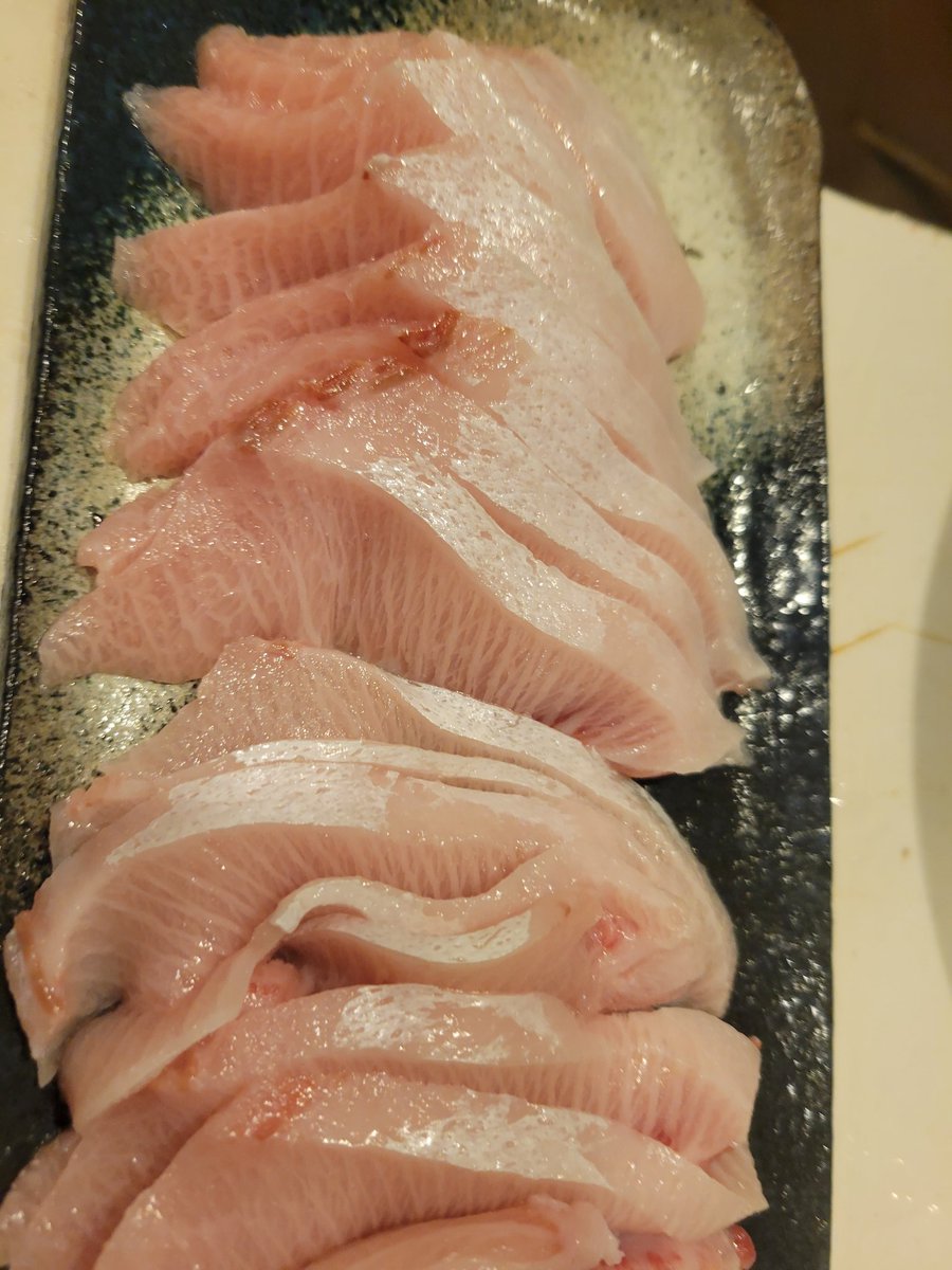 musxKyoOxOnwQ1O's tweet photo. 寒ブリ12キロを３日間熟成し、お刺身と鰤しゃぶしゃぶ🐟️やっぱり10キロ超えて本当の「鰤」です！最高～🐰
#釣り #ジギング #寒ブリ #魚料理 https://t.co/iQXaiXJ5iC