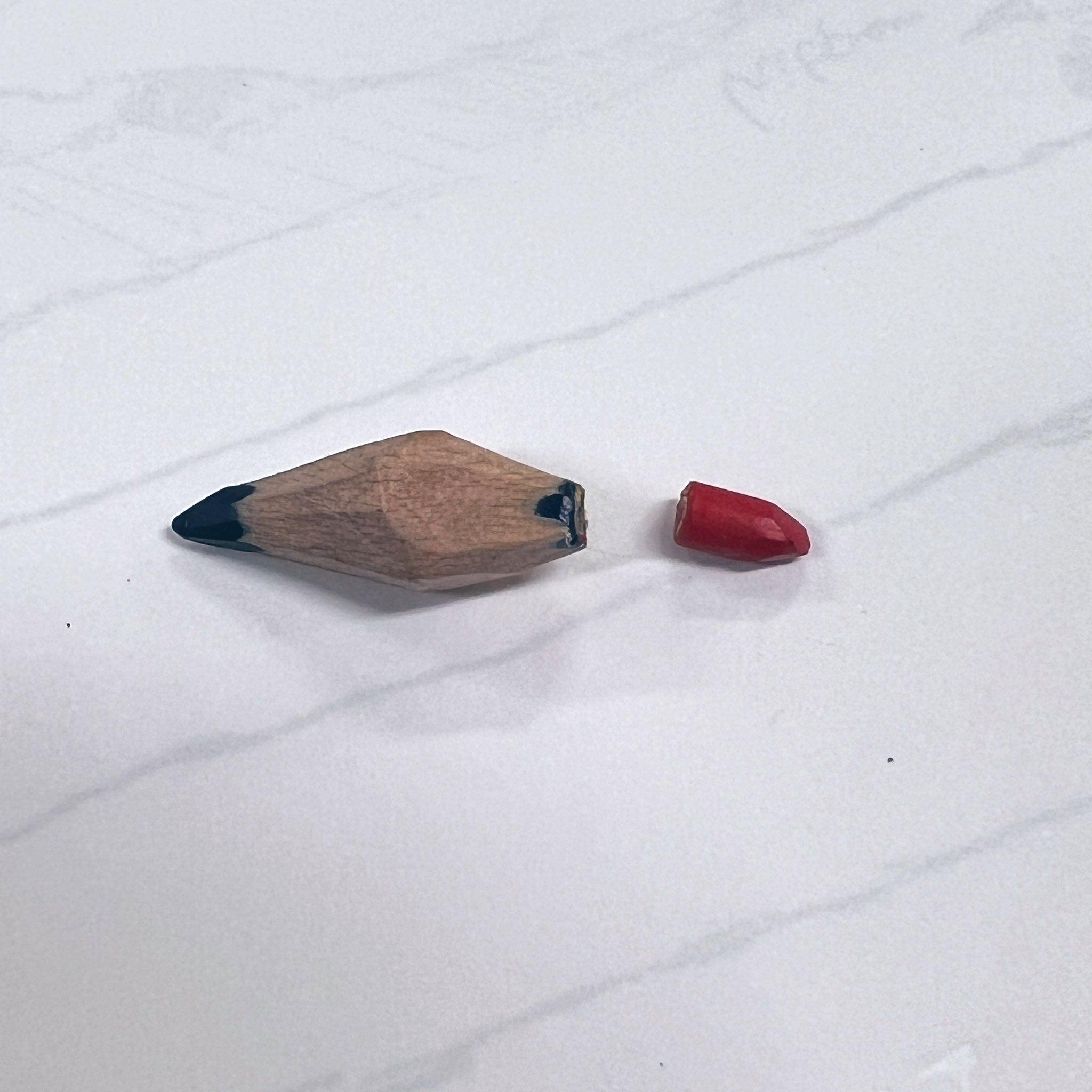 15年使い続けた赤青鉛筆。鉛筆の構造が明らかになる!