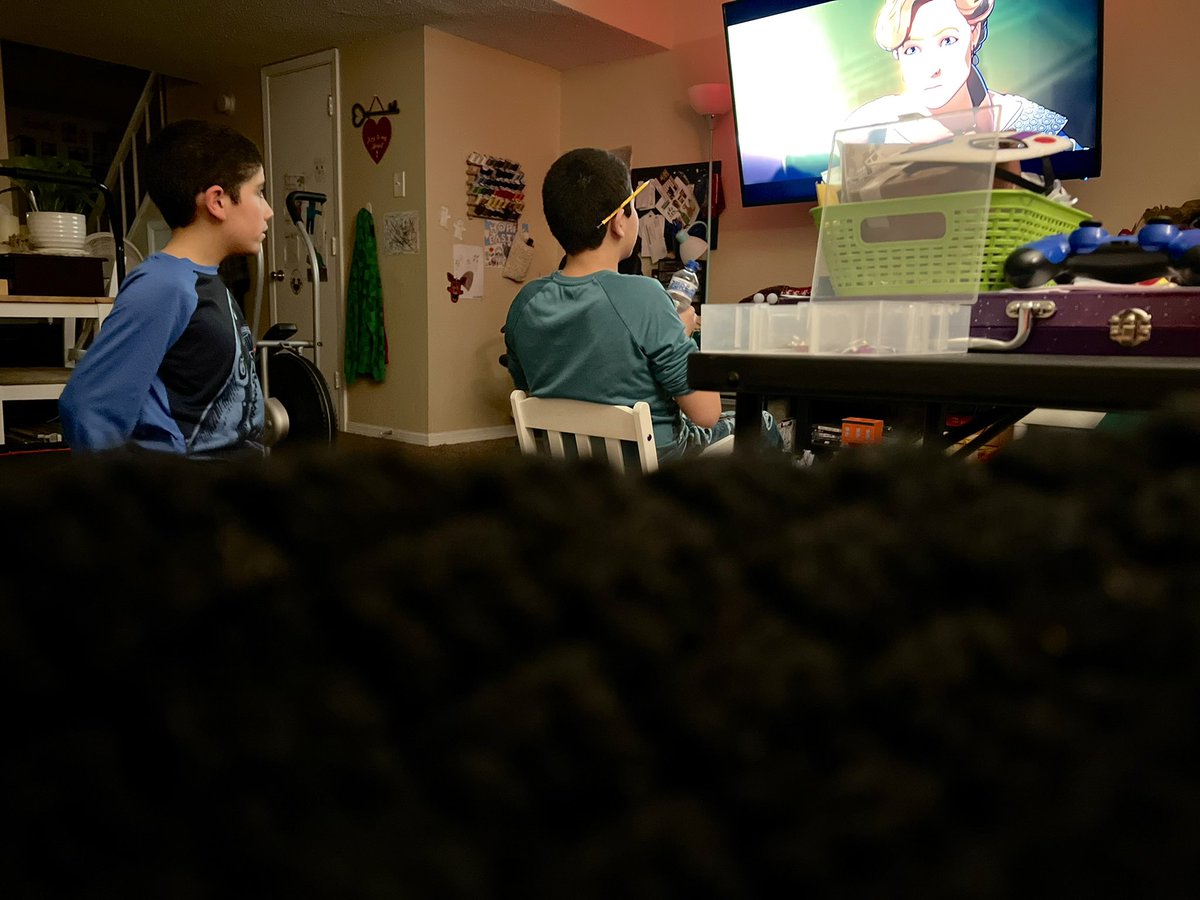 FishBowlFamily's tweet photo. 🌙🏡 Our Nights 📚📺
#ournights #FishBowlFamily #books #shows #happy https://t.co/OOlCHSqw0r