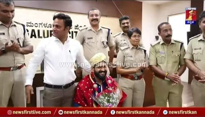 This is so funny. 
A #biggboss winner is getting felicitated in a police station by the educated Saviours of the country. 
🤣🤣🤣🤣 
Who next? Drama Juniors winner? 
#mangalore #MangalorePolice #news
#kannada