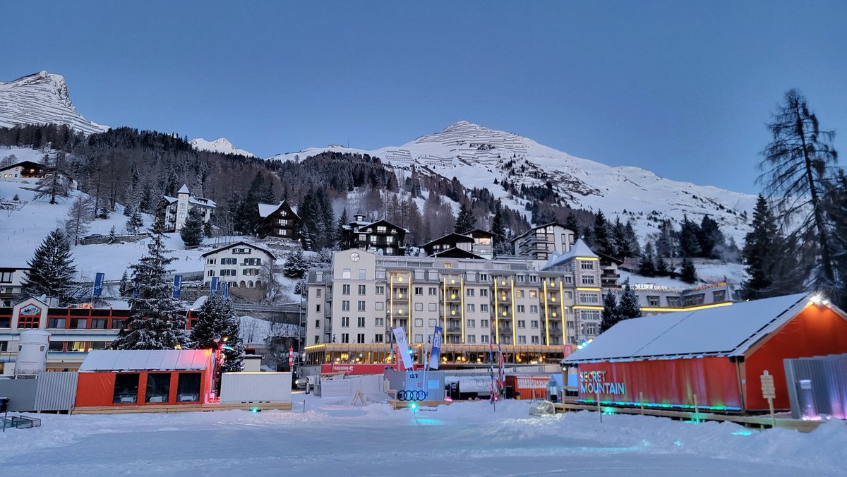 Guten Morgen aus Davos, die Reichen und Mächtigen diskutieren beim #wef23 über eine Welt in vielen Krisen. Wir berichten für den Hörfunk der @ARDde mit <a href="/anned_schneider/">Anne Schneider</a> <a href="/KathrinHondl/">Kathrin Hondl</a> <a href="/ToBrunner/">Tobias Brunner</a> und 🙂