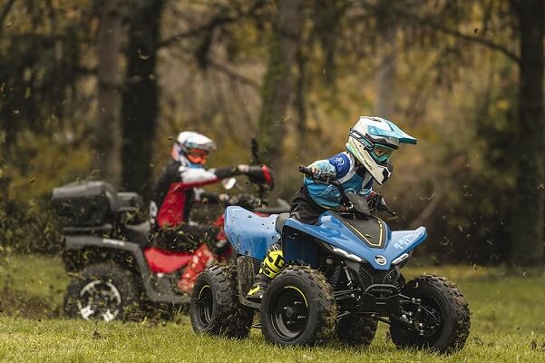 Atvrom1's tweet image. 𝐅𝐚𝐜𝐞ț𝐢 𝐥𝐨𝐜 𝐩𝐞𝐧𝐭𝐫𝐮 𝐝𝐢𝐬𝐭𝐫𝐚𝐜ț𝐢𝐞 î𝐧 𝐨𝐮𝐭𝐝𝐨𝐨𝐫!  CFORCE 110 le permite celor mai tineri rideri să navigheze pe teren accidentat cu ușurință. 💨atvrom.ro/stiri/mini-atv… 

#cforce110 #miniatv #cfmoto #atvcopii #outdoor  #cfmotocforce110 #offroad #atvrom