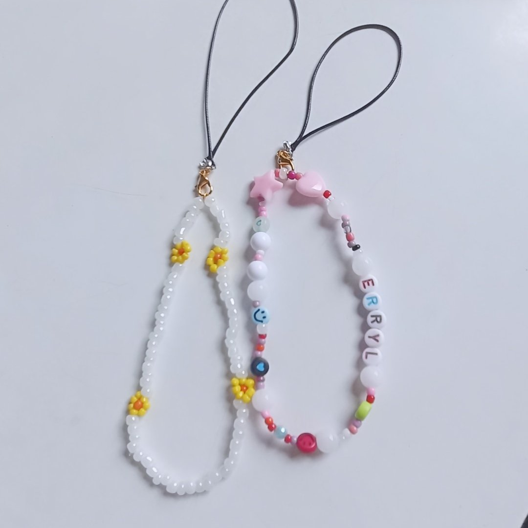 AMNLCrafts's tweet photo. A great accessory for your phone. Representing, phone keychains 🖤🤍
This is a custom order 😉

#AMNLCrafts #beadsph #resinph #oroquieta #iligan #smallbusiness https://t.co/5fctUxhl5r