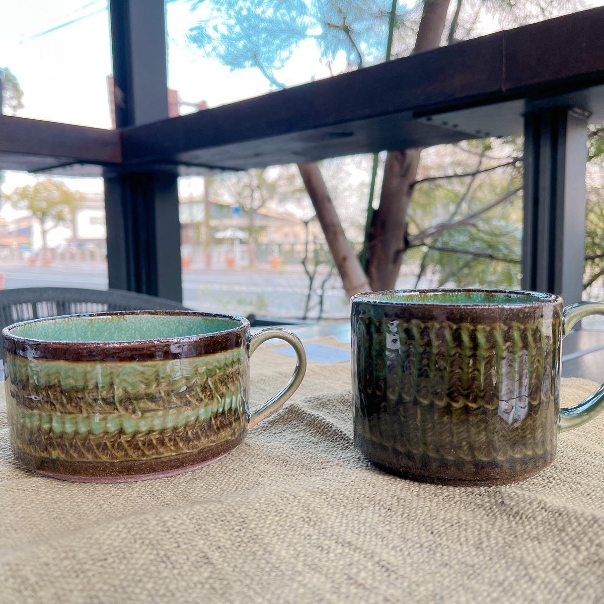 s_w_happiness's tweet photo. 深緑のラオス展
今期もラオス展に合わせて器を選びました😊
波佐見焼のスープマグ、マグ、お茶碗
飛びカンナや打ち刷毛といった民芸を代表する技法に色釉を合わせたり、直線的なフォルムに仕上げることでアンティークのような趣。
食洗機❌
レンジ❌
直火❌
#ラオス展
#佐賀 https://t.co/AxabvdS637