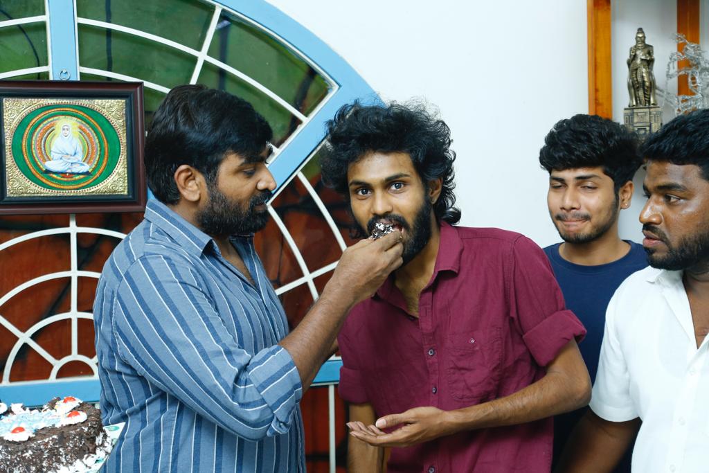 ImRo1904's tweet photo. மக்கள்செல்வன் விஜய் சேதுபதி அவர்களுக்கு இனிய பிறந்தநாள் வாழ்த்துக்கள் 🙏🏼❤️ @VijaySethuOffl #VijaySethupathi #HappyBirthdayVijaySethupathi #MakkalSelvan #VijaySethupathiAnna https://t.co/uwUPpc0jvb