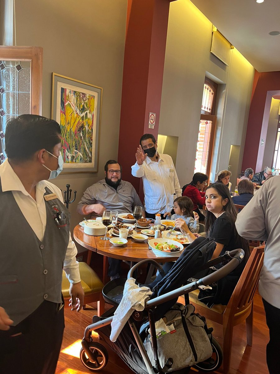 8Macumba's tweet photo. Cómo le hace este cabrón para sin trabajar ir a comer con toda su familia a este tipo de restaurantes la neta pues de dónde saca el vagón este https://t.co/fycH1QDesr