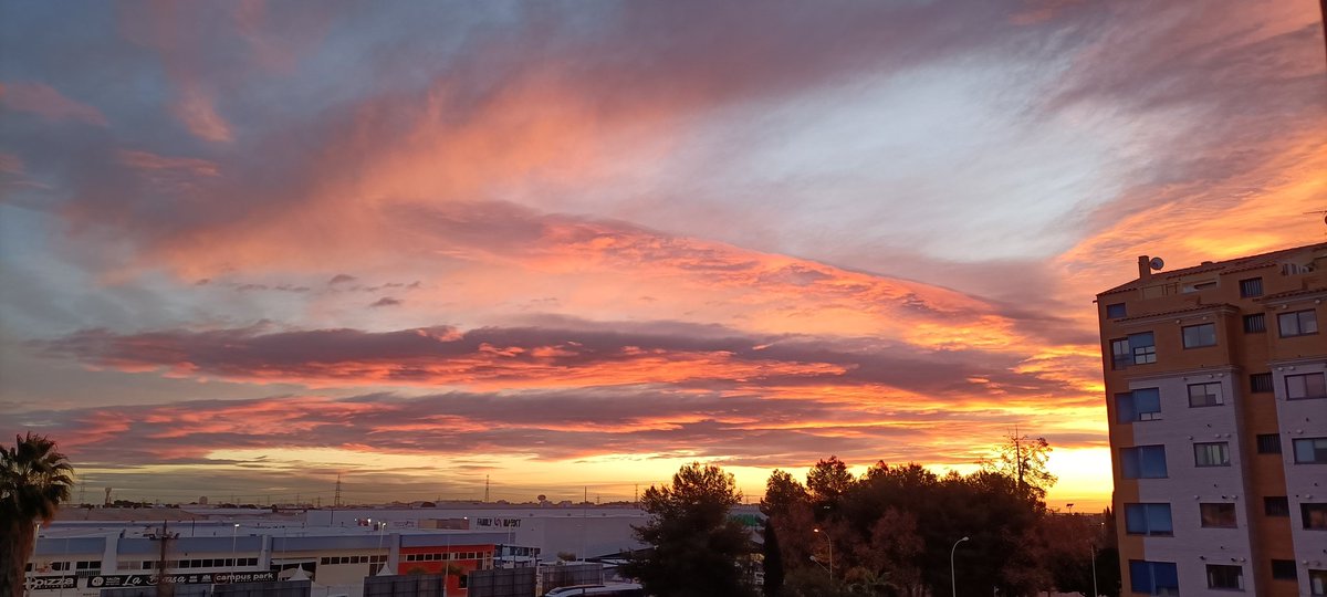 Btix12's tweet photo. Preludi del vent? 
@VilMeteo @objtormentas 
#candilazo 
#viento
#novieneelfrio https://t.co/Rlc3m3v4Jy