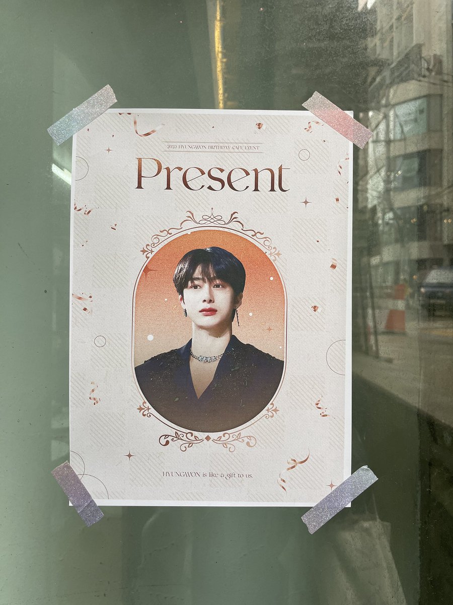 youaremystar_6's tweet photo. 𝟐. 러비니돌
 이날 아침부터 비가 내렸는데 형원이가 밖에서 비 맞고 있길래 우산 좀 씌워 주려 했지만 키가 작은 나는 제대로 씌워 줄 수 없었다고 한다.. 🫠 들어가서 럭드도 10번 했는데 친구가 안 말렸으면 계속 했을 듯,,

#우리생에_가장_소중한_선물_형원 https://t.co/4yjEXpLW36