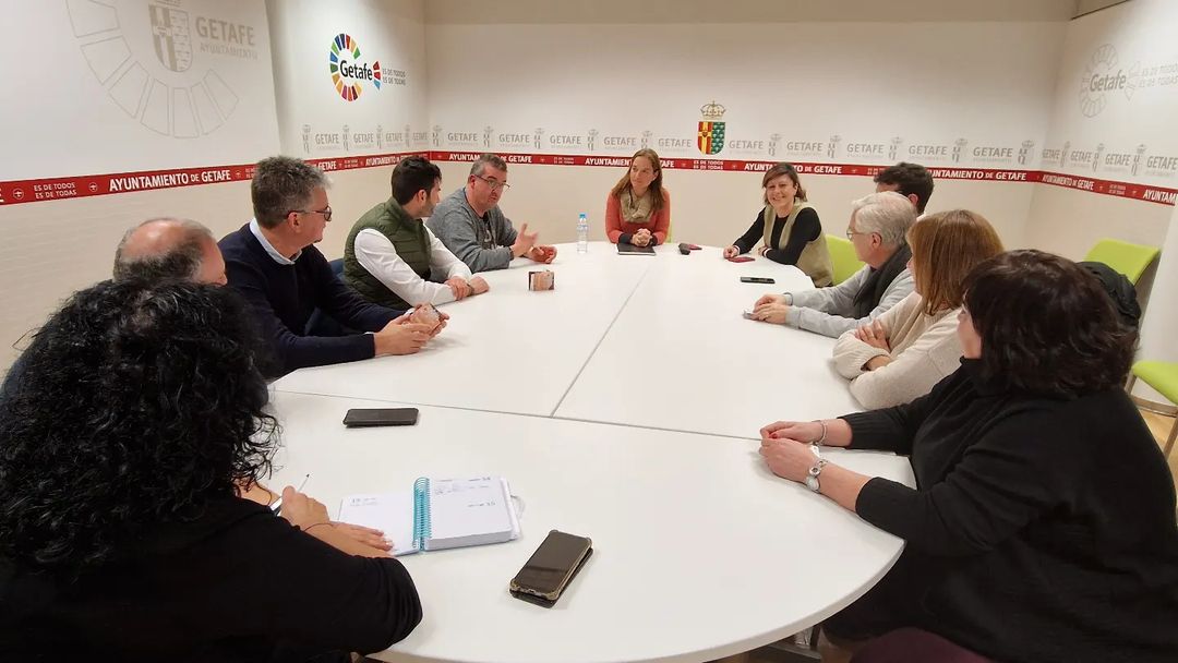Getafe Iniciativas (@gisagetafe) on Twitter photo El pasado viernes se presento la nueva junta directiva de <a href="/ACOEGetafe/">ACOEGetafe</a> al Gobierno Municipal para continuar trabajando conjuntamente en la promoción de los pequeños comercios y hosteleros El pasado viernes se presento la nueva junta directiva de <a href="/ACOEGetafe/">ACOEGetafe</a> al Gobierno Municipal para continuar trabajando conjuntamente en la promoción de los pequeños comercios y hosteleros
