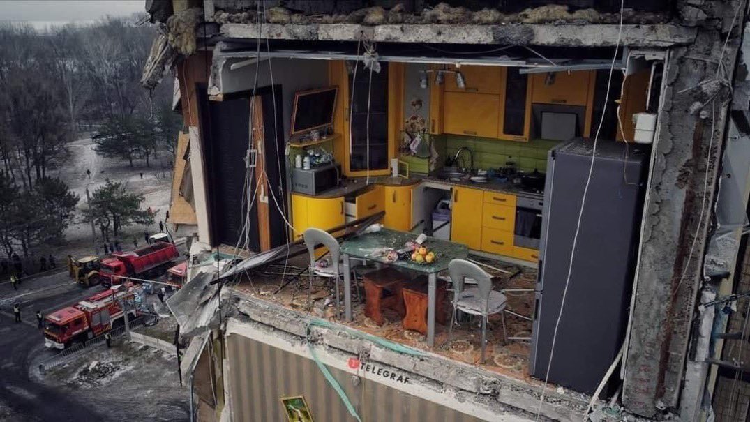 JarekKociszewsk's tweet photo. Żółta kuchnia stała się jednym z rozpoznawalnych obrazów tragedii w Dnipro. Na nagraniu rodzina w całości. Jak czytam, ojciec zginął. Matki z córkami nie było w domu w czasie ataku.
 https://t.co/drZtqC0C0d https://t.co/rSPqS8zjiz