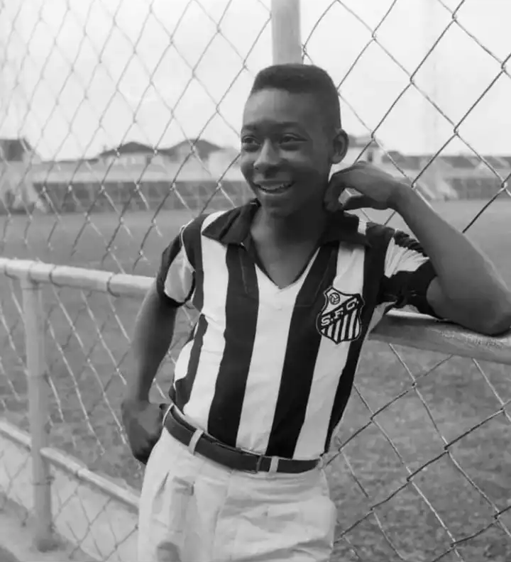 ff__pod's tweet photo. Bom dia! Vi hyller Pelé med ny sesong. 

I episode 1 drømmer Pelé om å bli pilot. Han faller neste ut av et tog, han ser et lik, og han stjeler nøtter fra en fabrikk. 

Med @MBTopp100. https://t.co/eg1ZjB2Iku