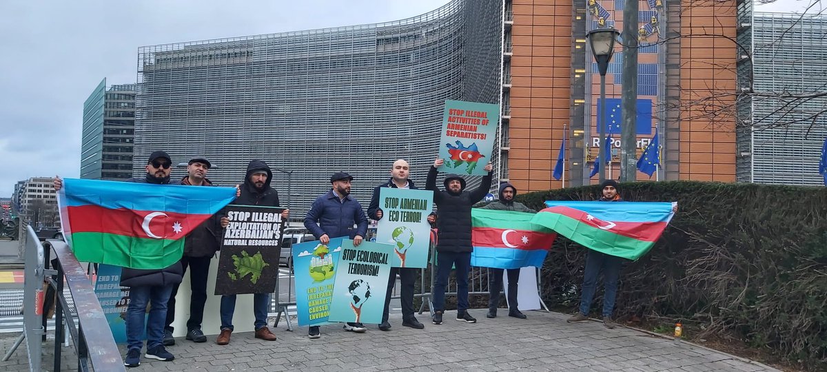 Fmuradov's tweet photo. Brüssel Azərbaycan Evi və Belçika Azərbaycanlıları Federasiyasının birgə təşkilatçılığı ilə Avropa Parlamentinin qarşısında Azərbaycan ərazisində erməni ekoloji terroruna etiraz əlaməti olaraq dinc aksiya keçirilib. #stopecocide #Khankendi
#Lachinroad
#Ecomonitor https://t.co/VsCFbP75F8