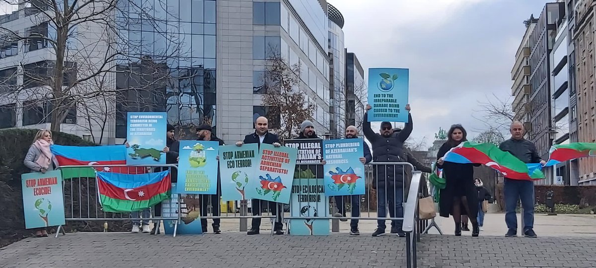 Fmuradov's tweet photo. Brüssel Azərbaycan Evi və Belçika Azərbaycanlıları Federasiyasının birgə təşkilatçılığı ilə Avropa Parlamentinin qarşısında Azərbaycan ərazisində erməni ekoloji terroruna etiraz əlaməti olaraq dinc aksiya keçirilib. #stopecocide #Khankendi
#Lachinroad
#Ecomonitor https://t.co/VsCFbP75F8